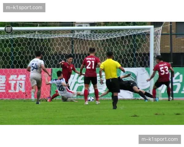 河南队门将扑出单刀后迅速发动手抛球反击，助攻队友得分