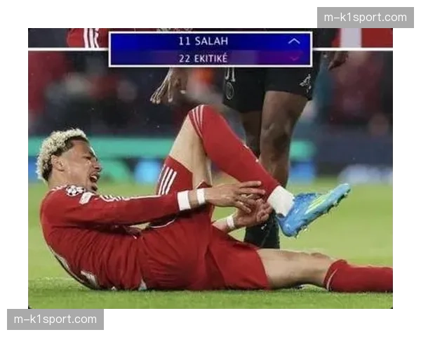 埃基蒂克重伤倒地，巴黎球员阿什拉夫帕乔上前安慰对手